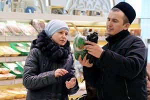 Customers in Bakhetle, the first Halal supermarket of Kazan, in Staro-Tatarskaya Sloboda. Source: Maksim Bogodvid/RIA Novosti 
