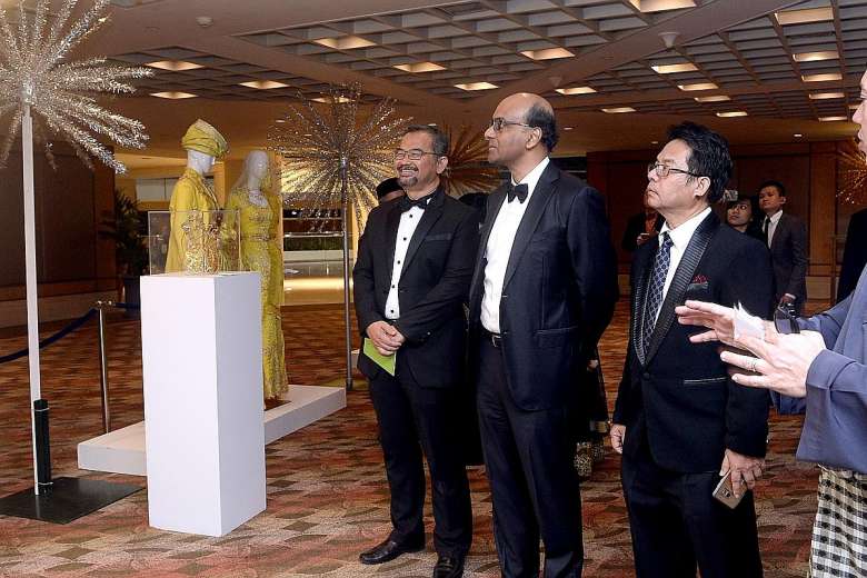  president Zahidi Abdul Rahman, Mr Tharman, gala dinner and awards chairman Abdul Rohim Sarip and wedding entrepreneurs cluster chairman Aziz Mohammad were at the charity gala dinner held by the Singapore Malay Chamber of Commerce and Industry to celebrate its 60th anniversary.PHOTO: BERITA HARIAN